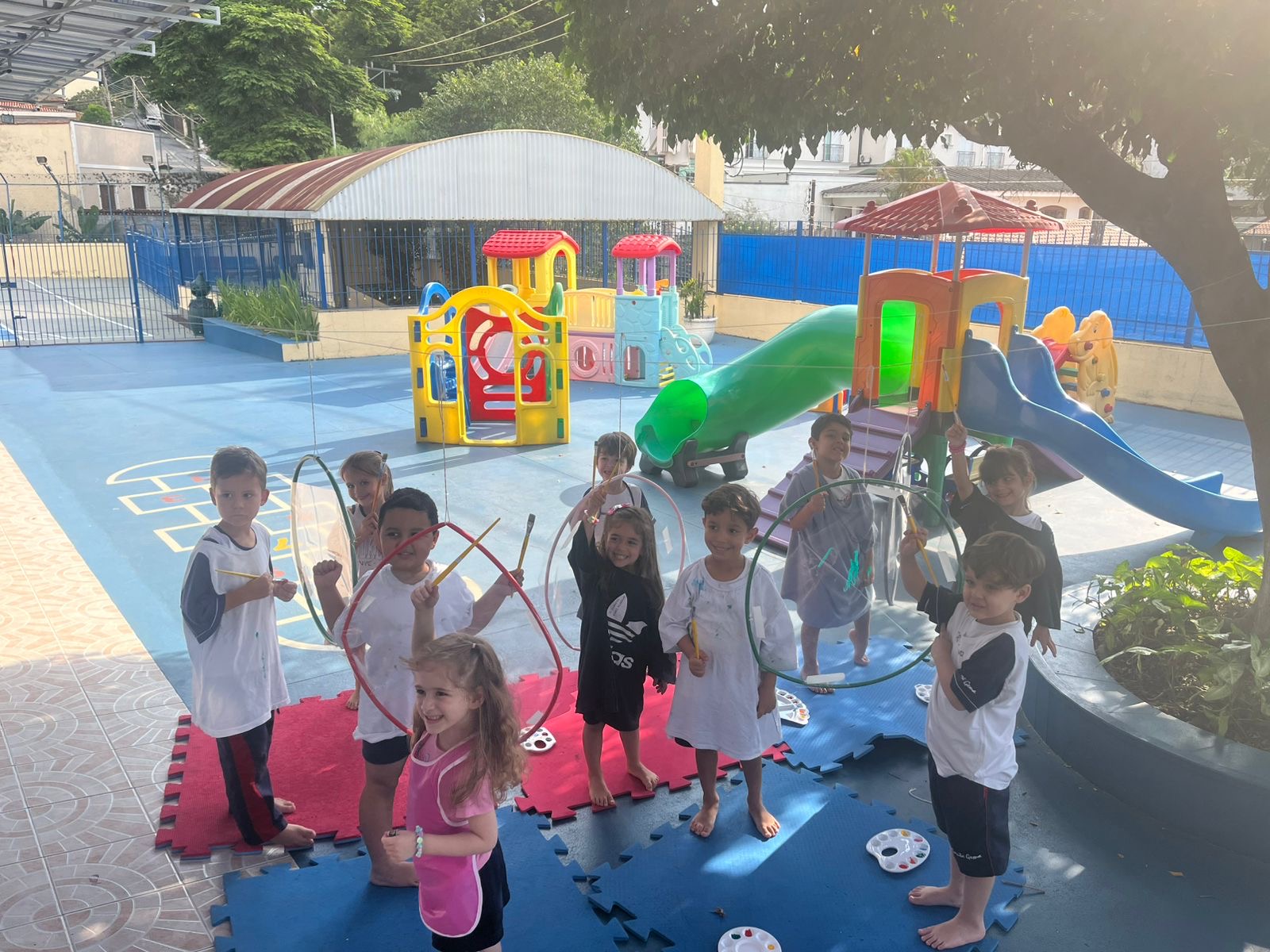 Ed Infantil - Pintura no Bambol� Santa Gema