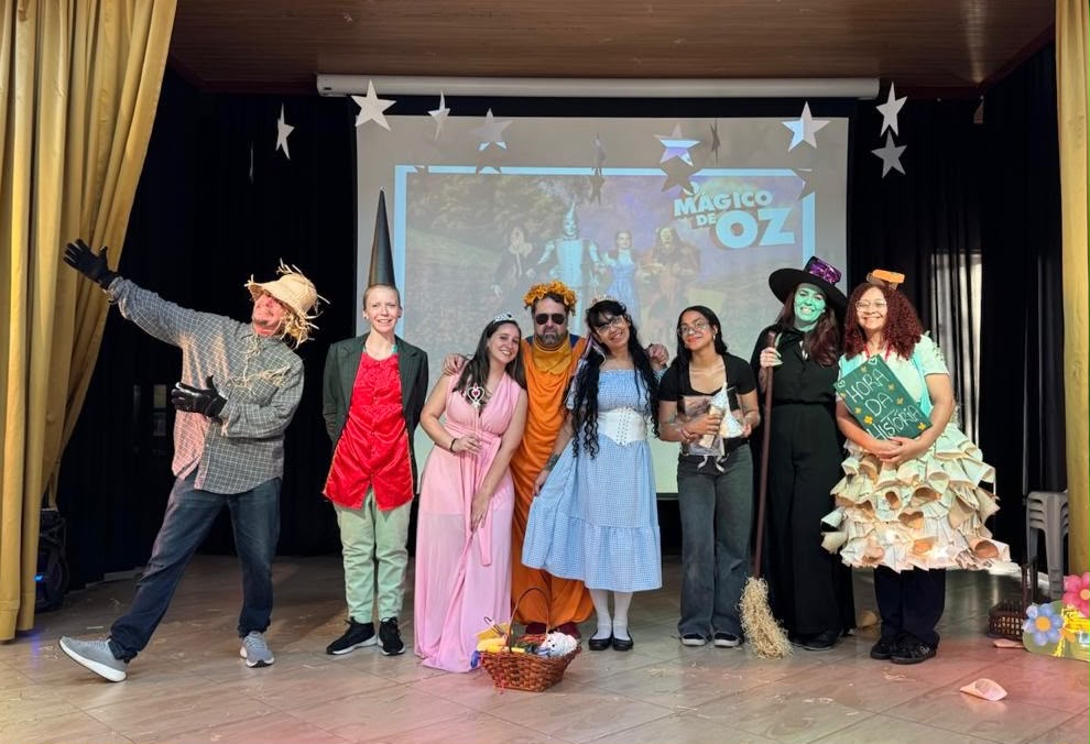 Apresenta��o de Teatro do M�gico de Oz Santa Gema